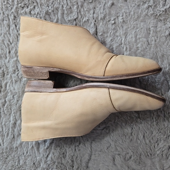 Elegant Cream Women's Shoes - Picture 3 of 10